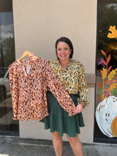 Load image into Gallery viewer, H9819-2 Satin Print Open Fold Top