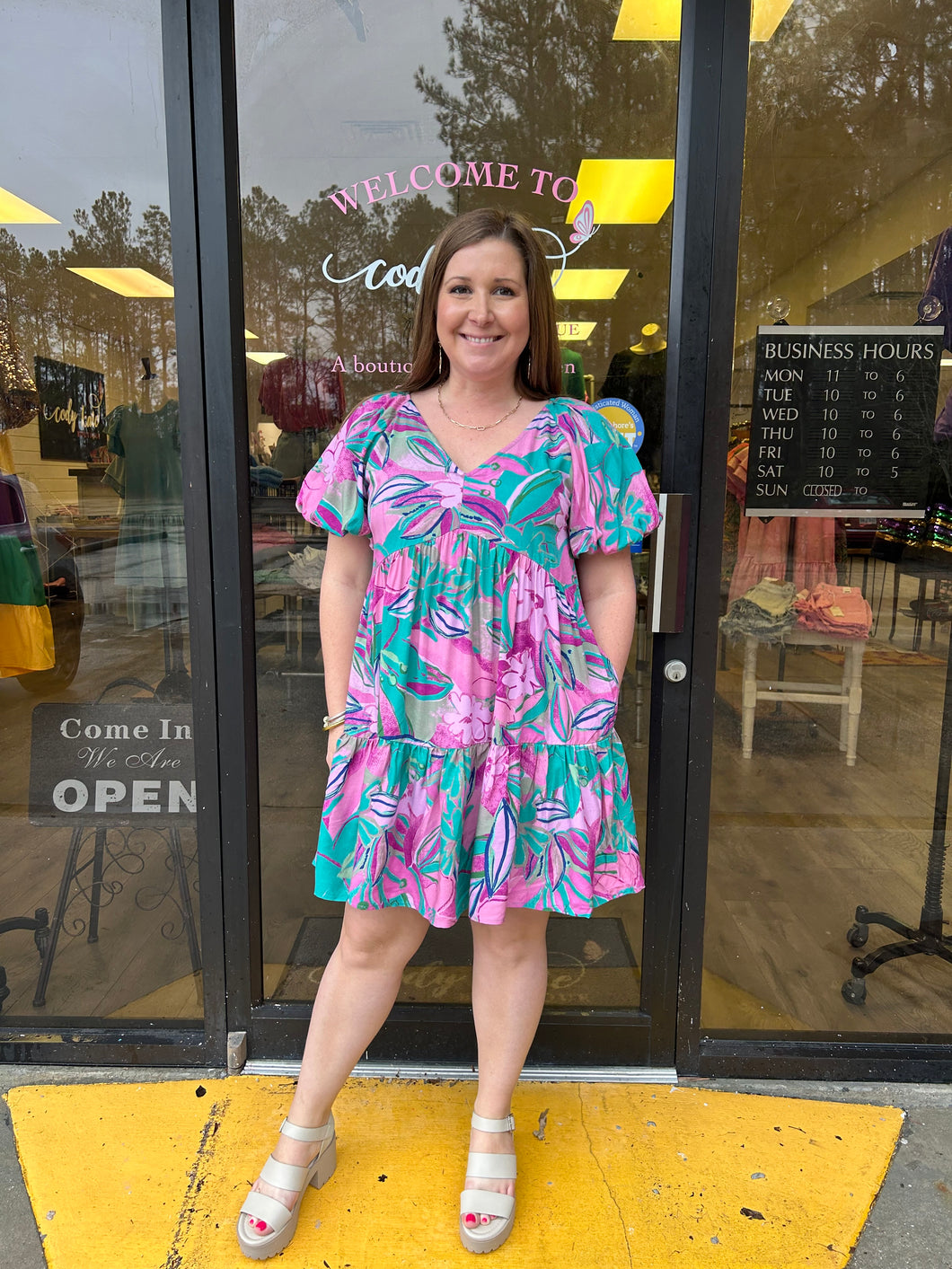 D22266 Printed v-neck short sleeve mini dress featuring bubble sleeve.