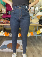 Load image into Gallery viewer, Judy Blue High Waisted Classic Back Pocket Embroidery Skinny Jeans