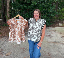 Load image into Gallery viewer, RUFFLE SLEEVE WITH CONTRAST STITCH PRINTED WOVEN TOP