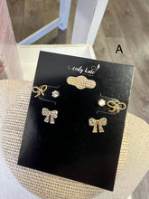 Load image into Gallery viewer, Bow Stud Set
