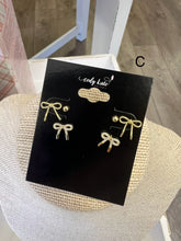 Load image into Gallery viewer, Bow Stud Set