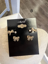 Load image into Gallery viewer, Bow Stud Set