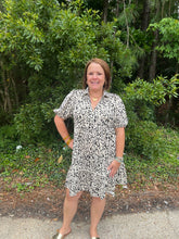 Load image into Gallery viewer, B8632 Printed Collared Tiered Dress