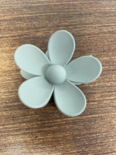 Load image into Gallery viewer, Flower hair clip