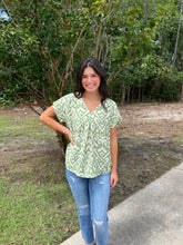 Load image into Gallery viewer, SY7436 Drop Shoulder Printed Woven Top