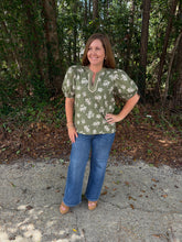 Load image into Gallery viewer, SHORT PUFF SLEEVE WOVEN PRINT TOP WITH CONTRAST NECK DETAIL