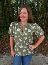 Load image into Gallery viewer, SHORT PUFF SLEEVE WOVEN PRINT TOP WITH CONTRAST NECK DETAIL
