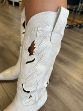 Load image into Gallery viewer, Alice Vintage White Real Leather Cowgirl Boots