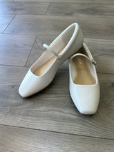Load image into Gallery viewer, Kiana Ballet Flat in Bone