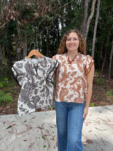 Load image into Gallery viewer, RUFFLE SLEEVE WITH CONTRAST STITCH PRINTED WOVEN TOP