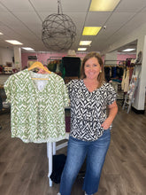 Load image into Gallery viewer, SY7436 Drop Shoulder Printed Woven Top