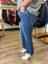 Load image into Gallery viewer, LV1147- LOVERVET MID RISE CROP FLARE