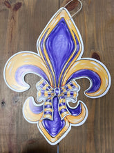 Load image into Gallery viewer, Pop Up Drez Fleur De Lis with Bow Gameday Door Hang