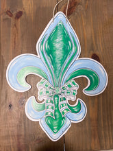 Load image into Gallery viewer, Pop Up Drez Fleur De Lis with Bow Gameday Door Hang