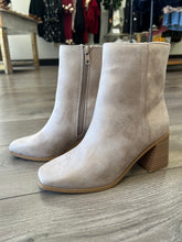 Load image into Gallery viewer, Soda-Chukar Taupe Suede Boot