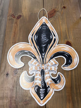 Load image into Gallery viewer, Pop Up Drez Fleur De Lis with Bow Gameday Door Hang