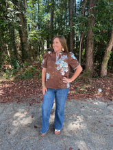 Load image into Gallery viewer, Floral print short puff sleeve split-neck top featuring contrast scalloped trim