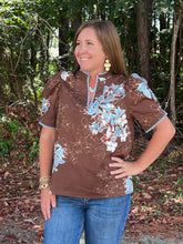 Load image into Gallery viewer, Floral print short puff sleeve split-neck top featuring contrast scalloped trim