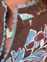 Load image into Gallery viewer, Floral print short puff sleeve split-neck top featuring contrast scalloped trim
