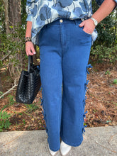 Load image into Gallery viewer, Cropped mid-rise denim jeans featuring fixed mini bows at side