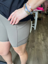 Load image into Gallery viewer, Ribbed Athletic Short with Pocket