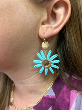 Load image into Gallery viewer, Raffia Flower and Gold Earring