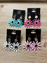 Load image into Gallery viewer, Raffia Flower and Gold Earring