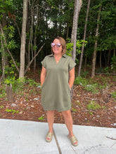 Load image into Gallery viewer, Solid dress with open collared neck