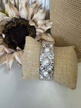 Load image into Gallery viewer, Hammered Bracelet with Pearls
