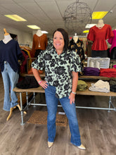 Load image into Gallery viewer, T21086 Floral print short sleeve button-up top featuring puff sleeves.