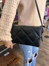 Load image into Gallery viewer, Puffer fold over bag 2487