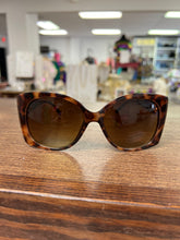 Load image into Gallery viewer, Oversized Frame Sunglasses with side detail