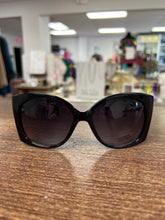 Load image into Gallery viewer, Oversized Frame Sunglasses with side detail