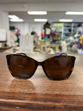 Load image into Gallery viewer, Polarized Sunglasses- Tortoise with gold side detail