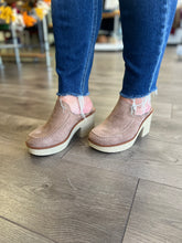 Load image into Gallery viewer, Clue-20 Suede Clog