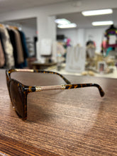 Load image into Gallery viewer, Polarized Sunglasses- Tortoise with gold side detail