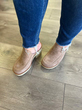 Load image into Gallery viewer, Clue-20 Suede Clog